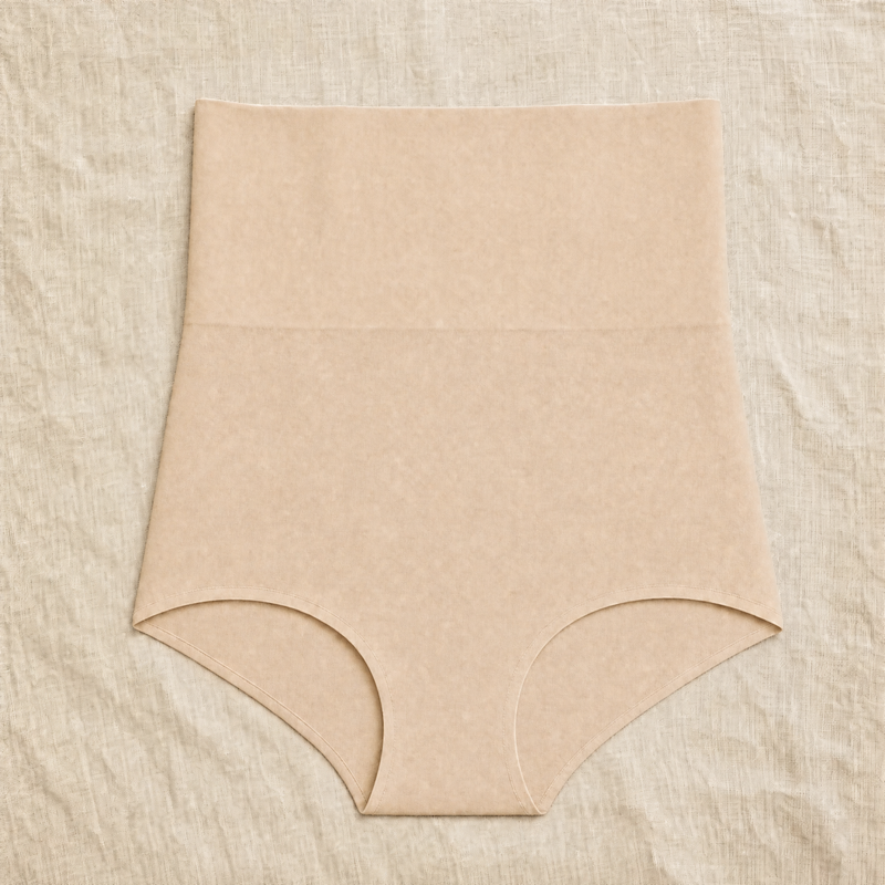 Culotte gainante beige Élancée posée à plat sur du lin